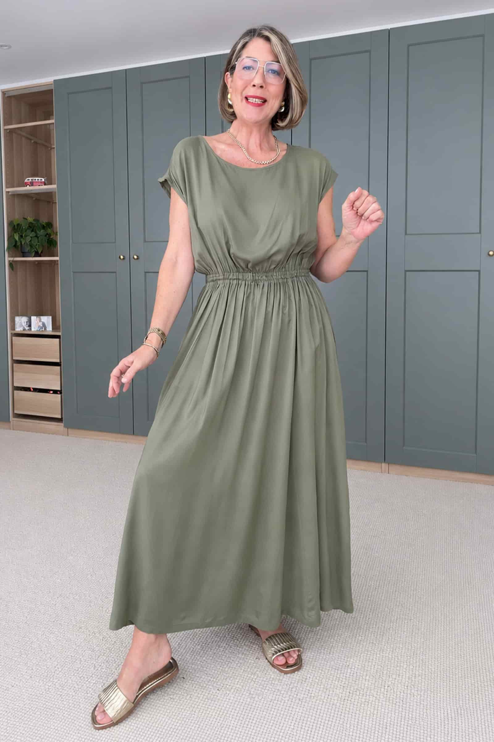 Pistachio long dress with gathered waist and short sleeves