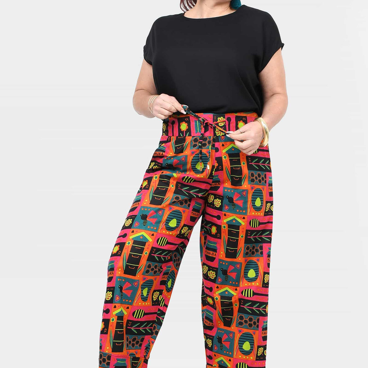 Wide-leg pants in colorful graphic print with elastic waistband