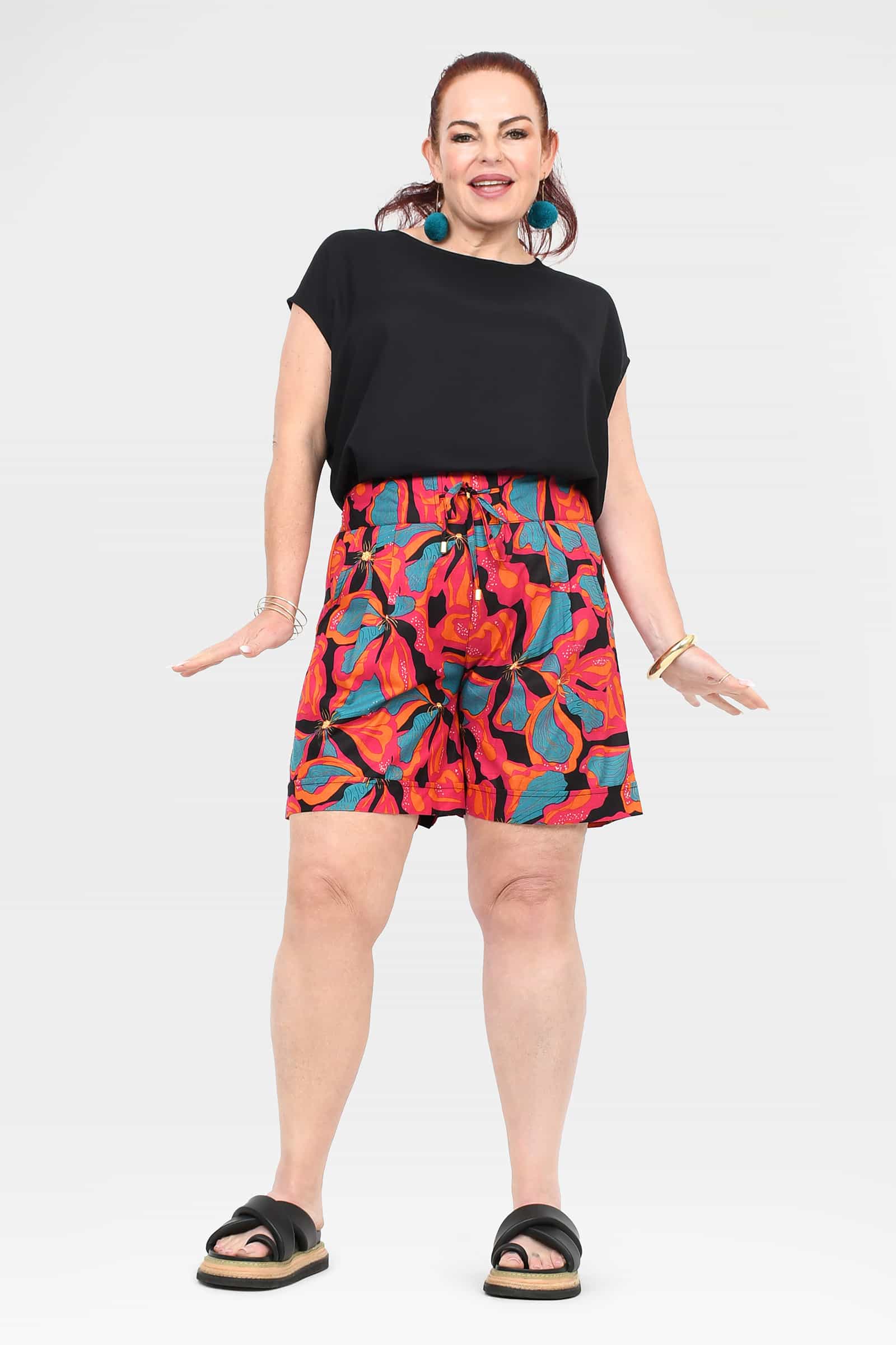 Tully shorts, colorful abstract print, above-knee length, drawstring elastic waist (front)