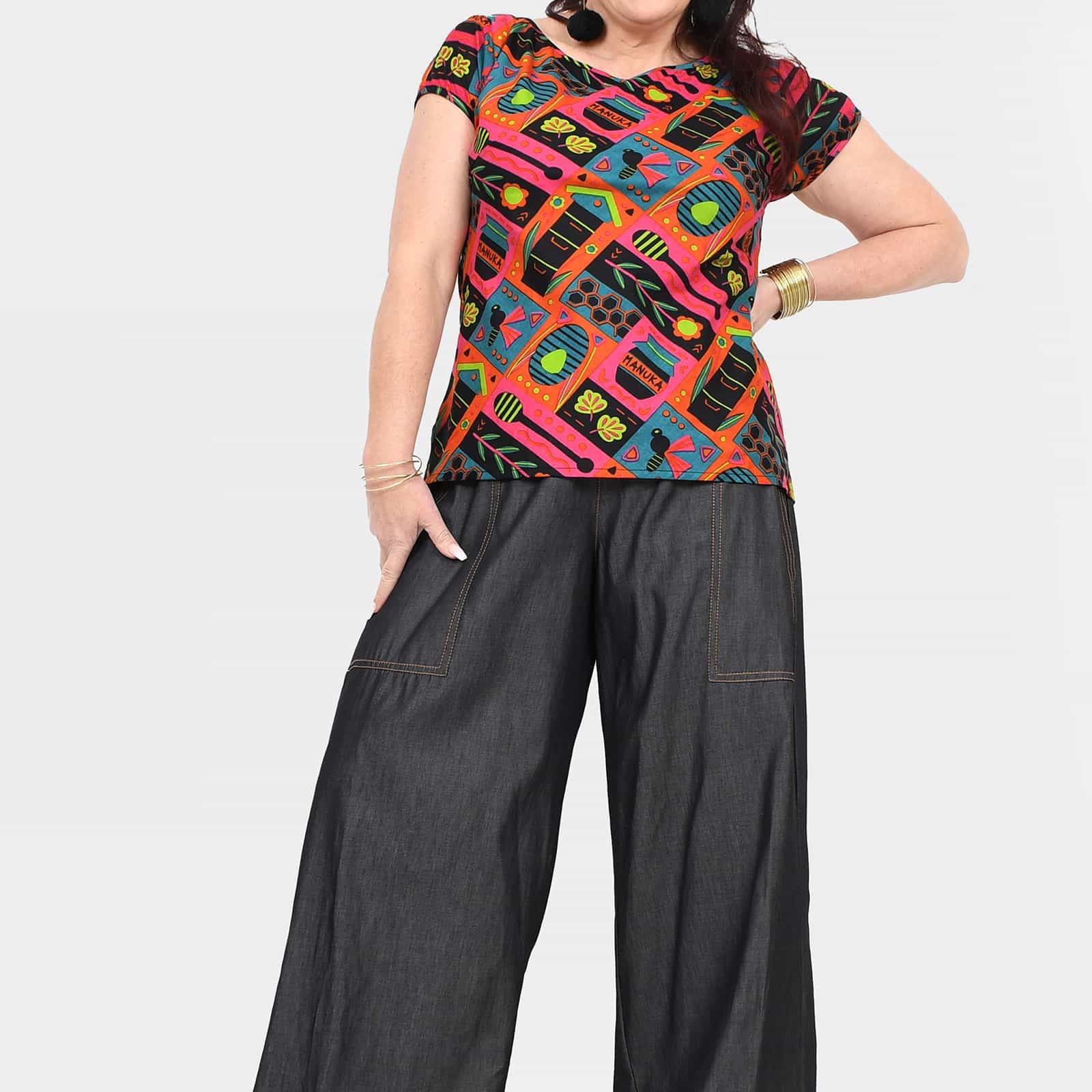 Black denim wide-leg long pants with contrast topstitching and cuffed hems