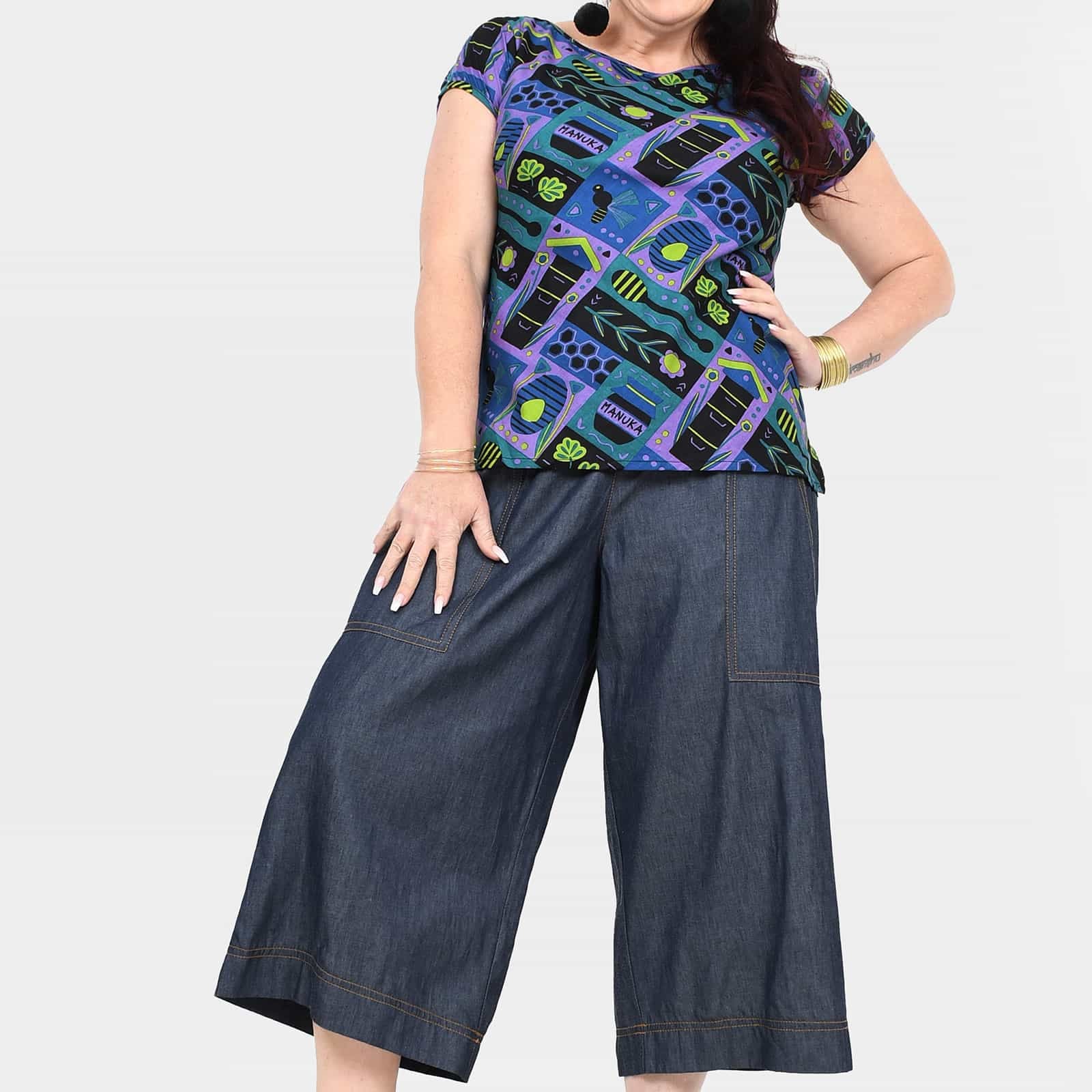 Blue denim 3/4 wide-leg pants with cuffed hem and side pockets