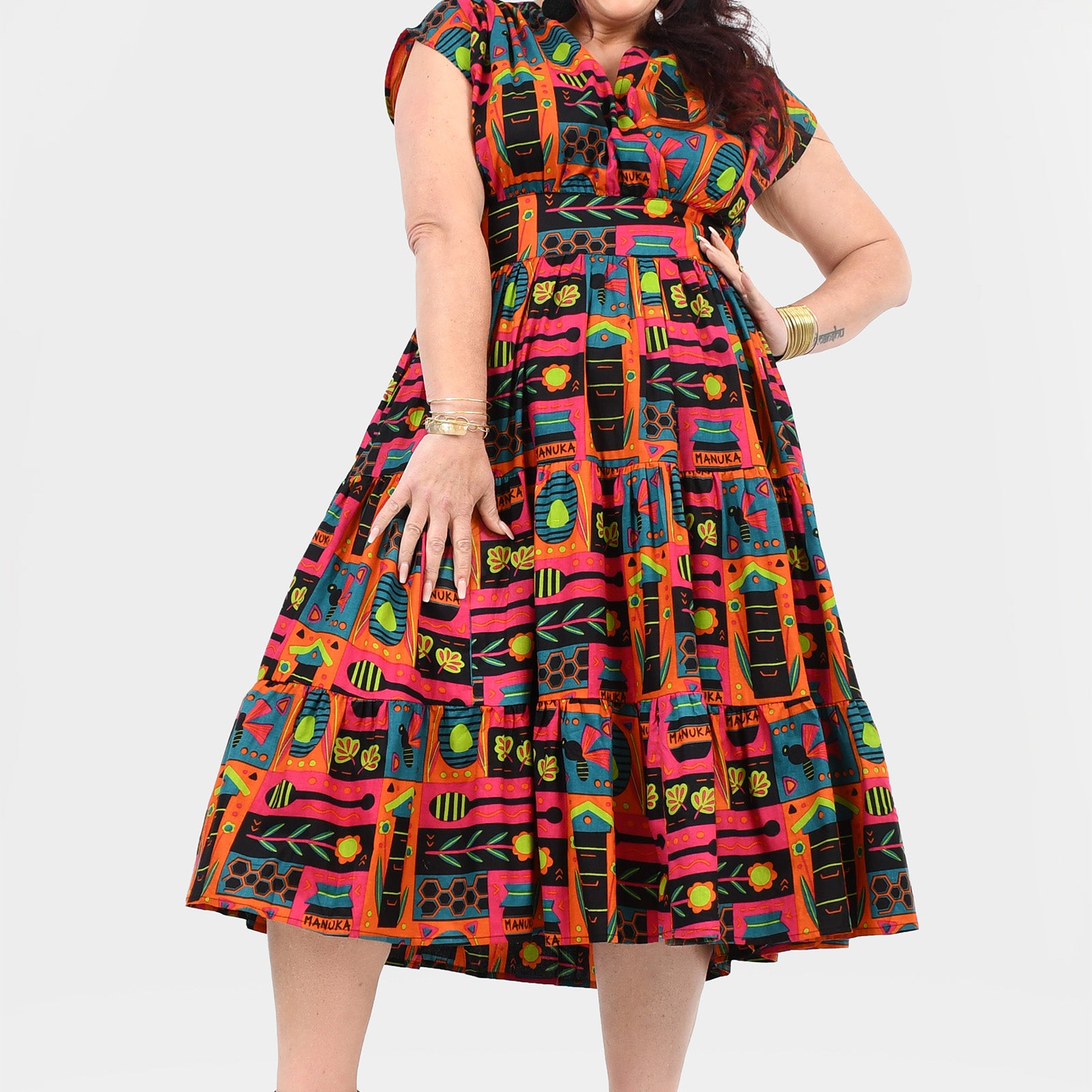 Multicolor graphic midi dress with short sleeves and fitted waist, flared skirt