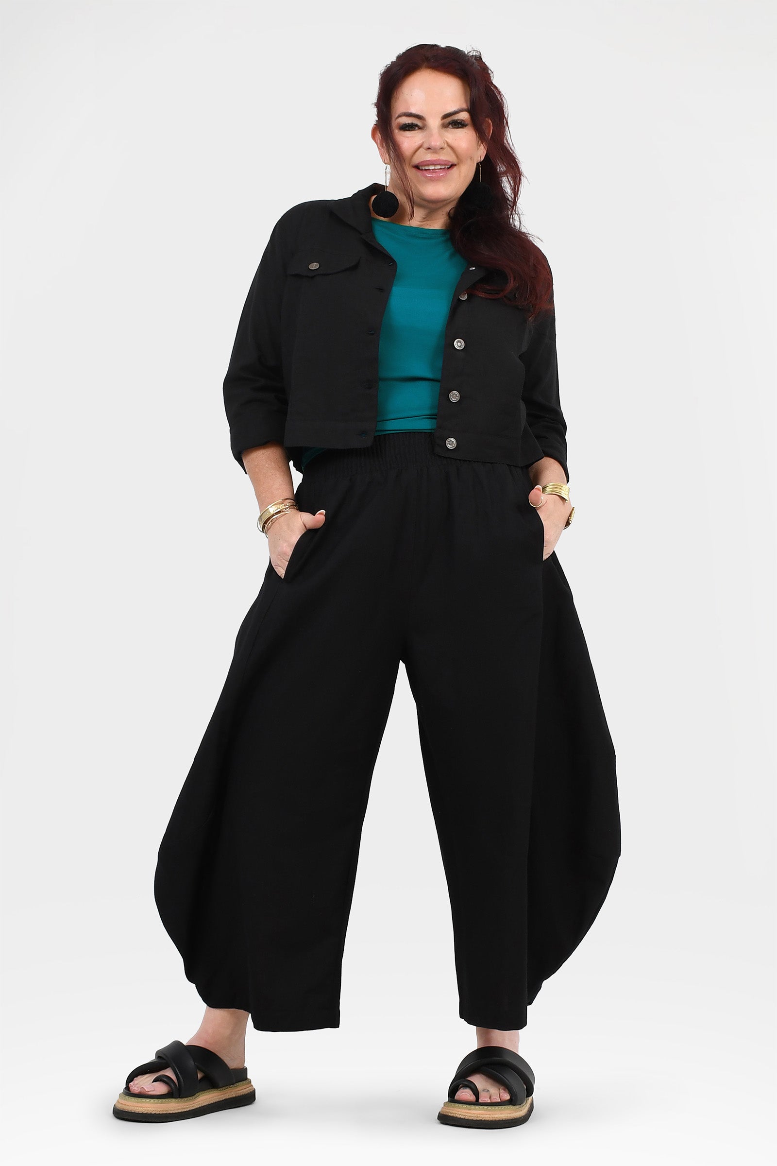 Black wide-leg pants with elastic waistband, relaxed fit and draped wide legs
