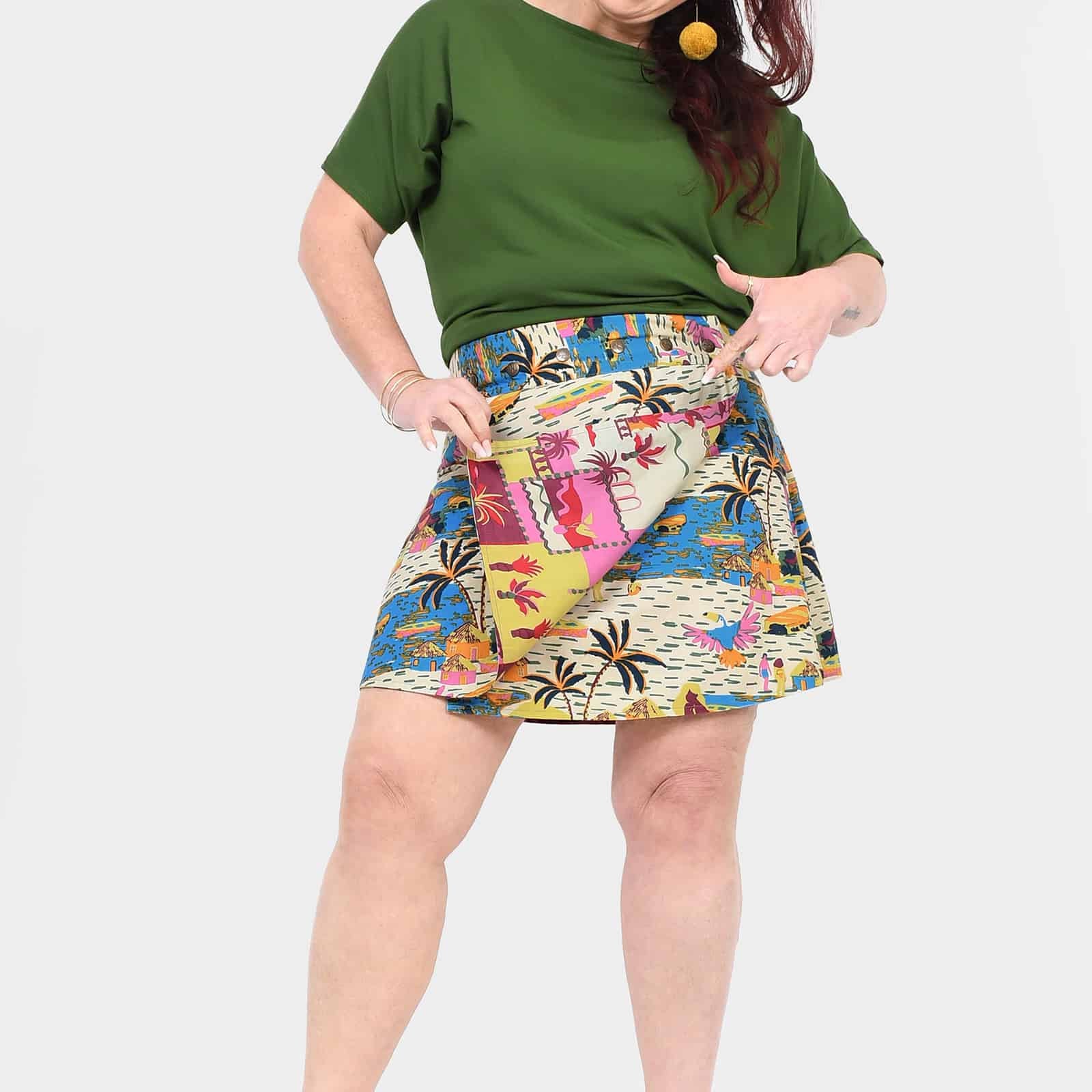 Reversible short button skirt with multicolor animal-and-leaf print and side buttons