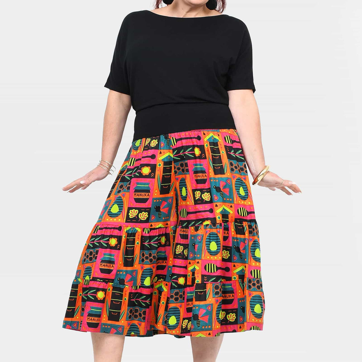 3/4 pants with bright abstract print and comfortable elastic waist