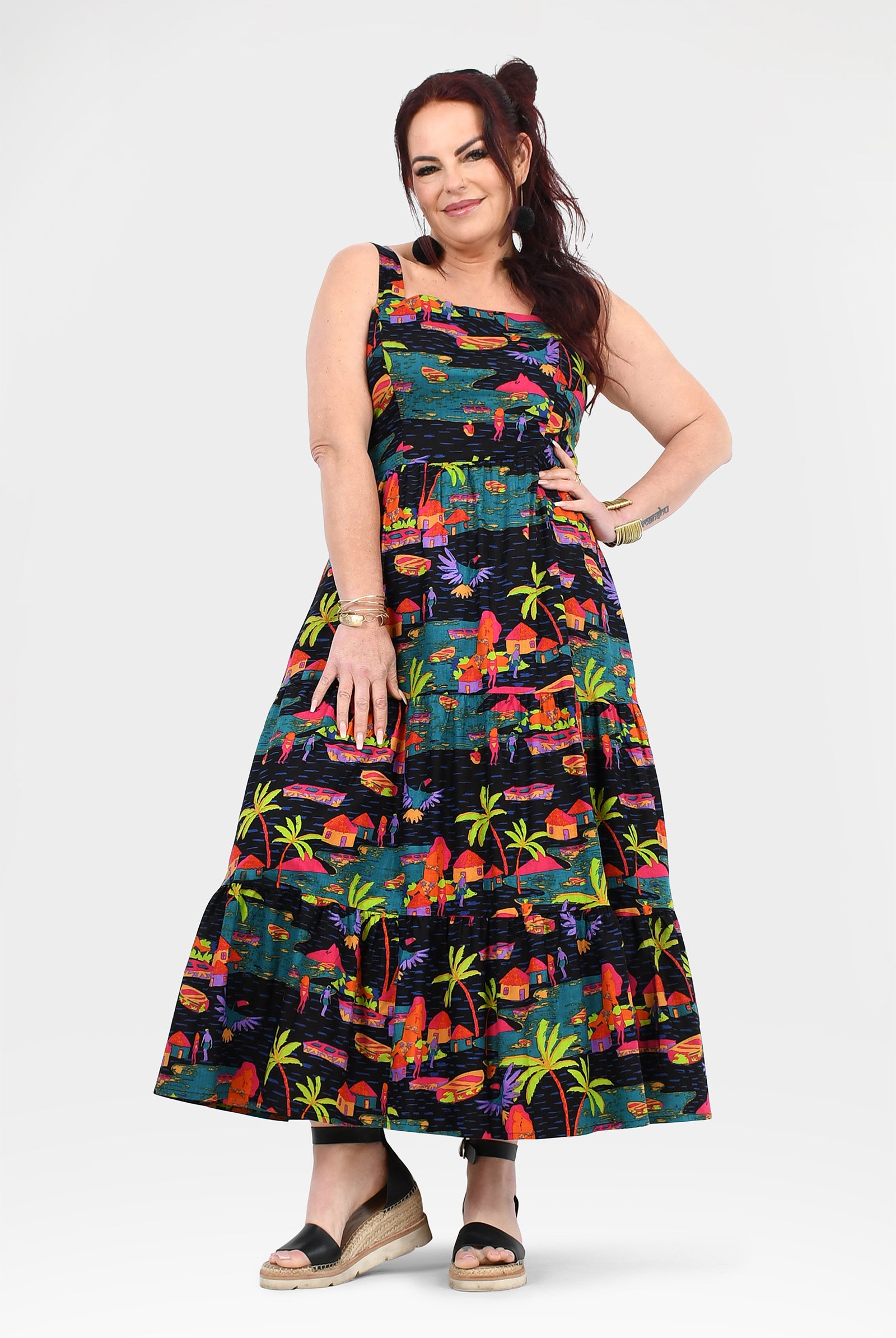 Sleeveless maxi dress with tropical multicolor print, cinched waist and flared hem
