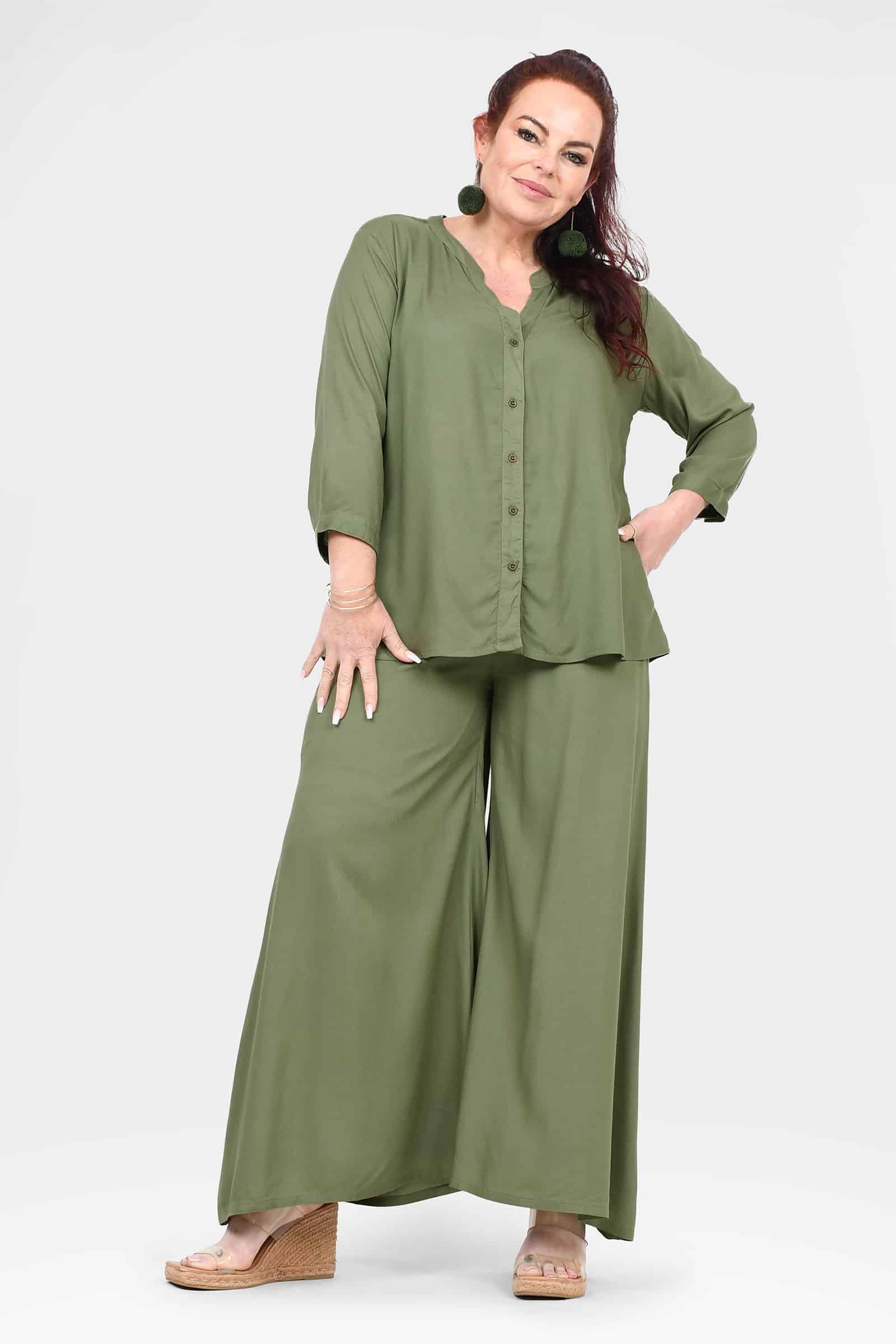 Green wide-leg pants with buttonless, smooth front and fluid drape