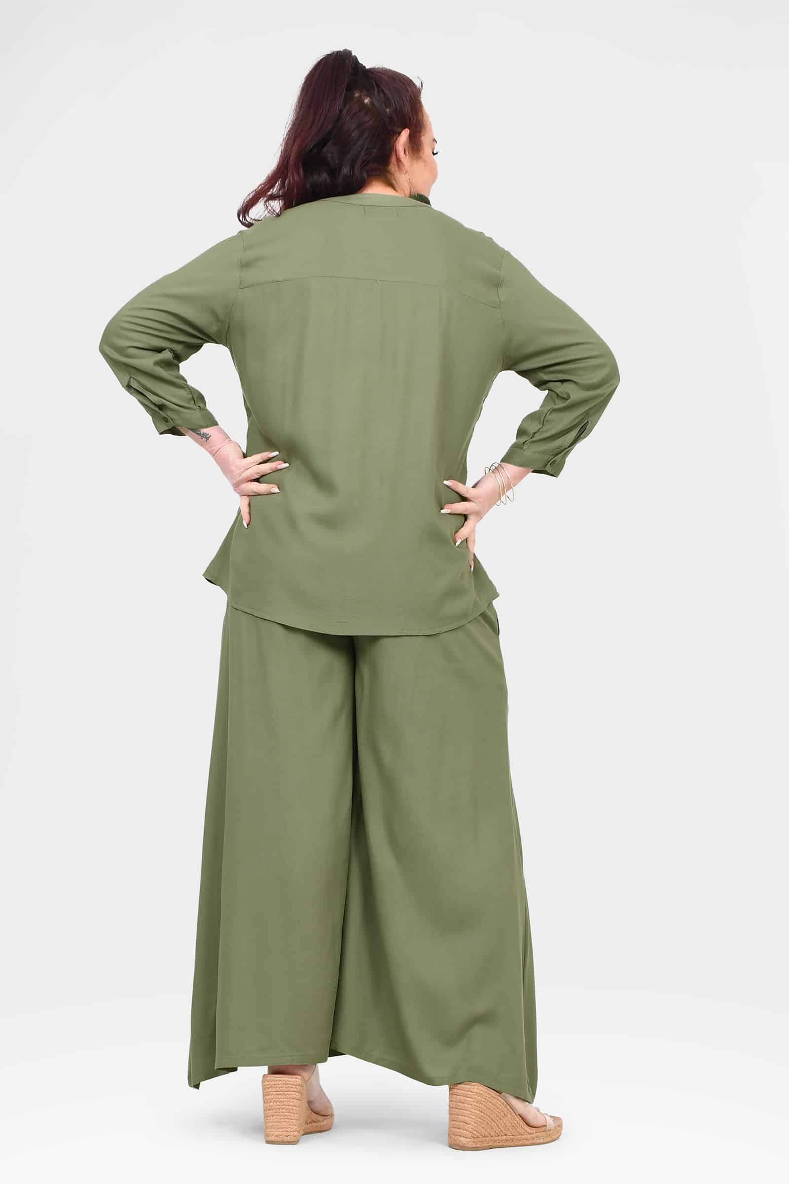 Green wide-leg pants from the back with relaxed waist and wide legs