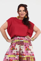 Dark red short-sleeve top, draped fit at the waist