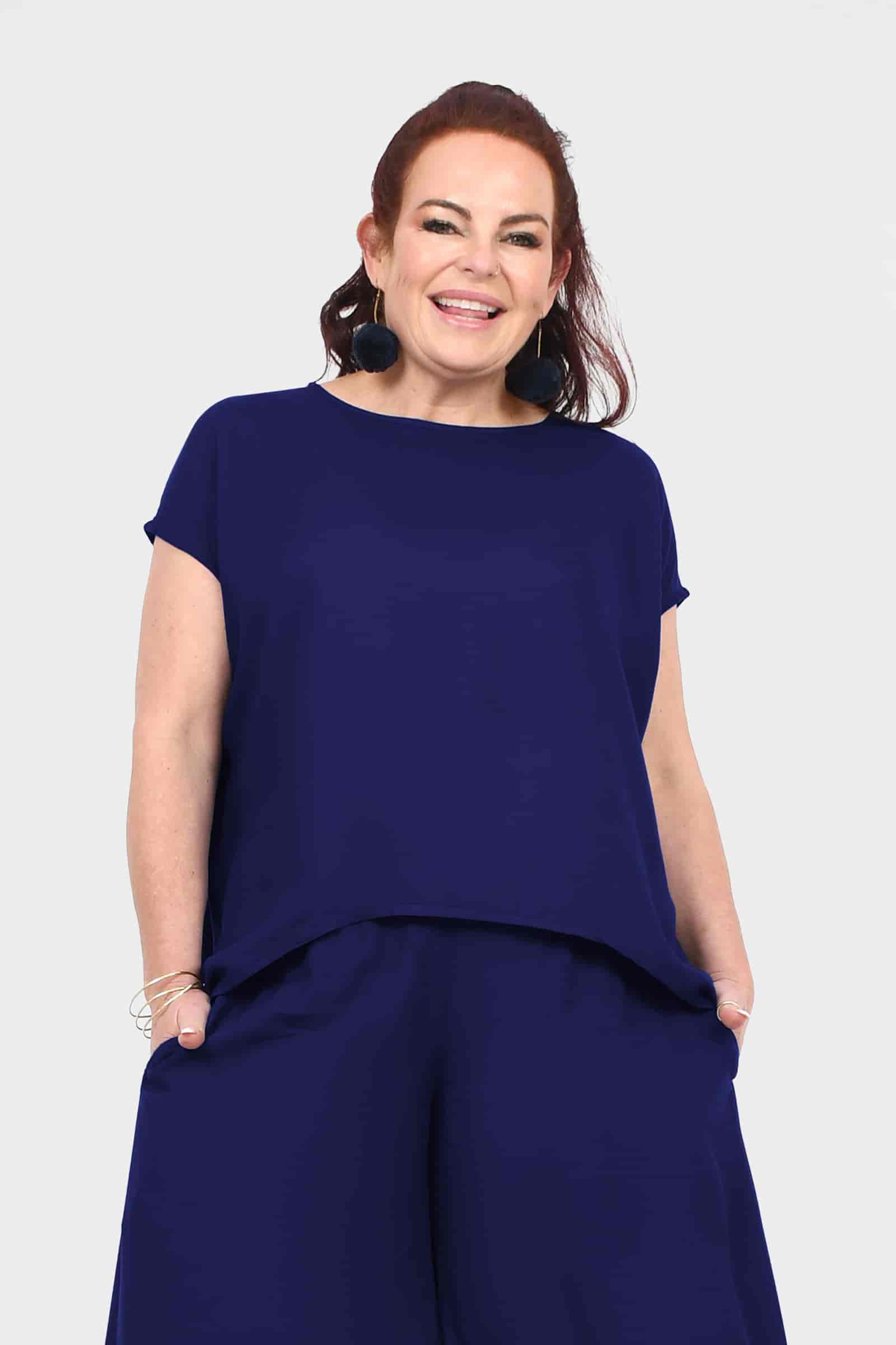 Dark blue short-sleeve Nora top with round neckline, loose fit and draped hem.