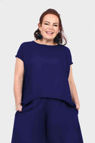 Dark blue short-sleeve Nora top with round neckline, loose fit and draped hem.