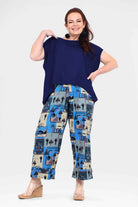 Tully pants with wide legs, elastic waist, blue-and-cream landmark print