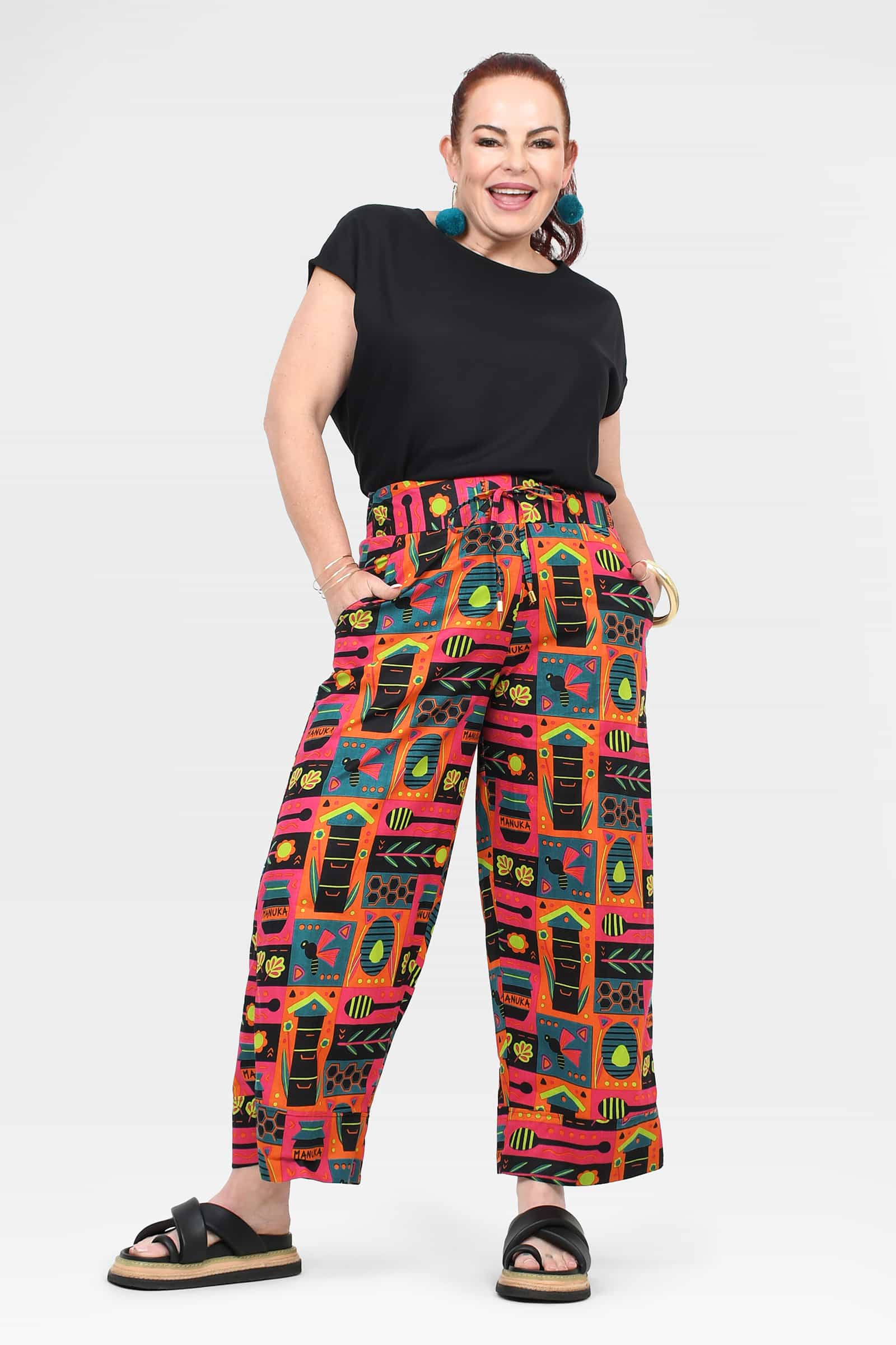 Wide-leg pants with colorful graphic print and elastic waistband