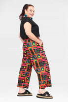 Wide-leg printed pants with elastic waistband, side view
