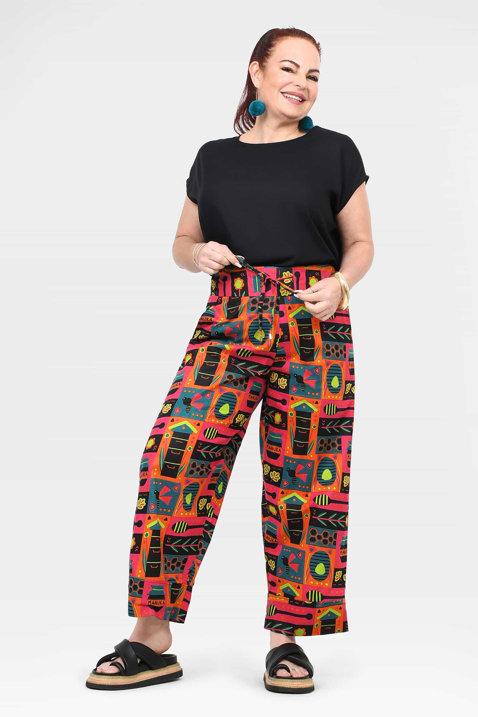 Wide-leg pants in colorful graphic print with elastic waistband