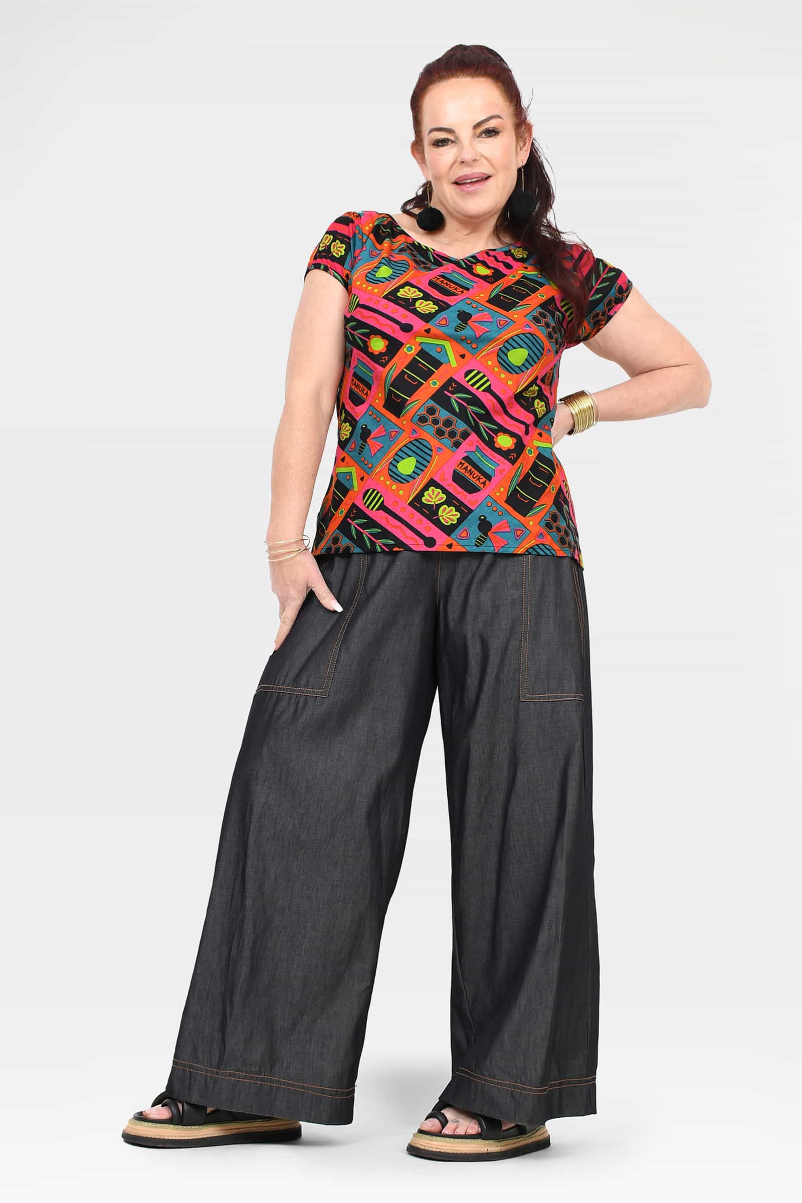 Black denim wide-leg long pants with contrast topstitching and cuffed hems