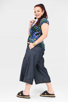 Blue denim cropped wide-leg pants with side pockets and stitched hem