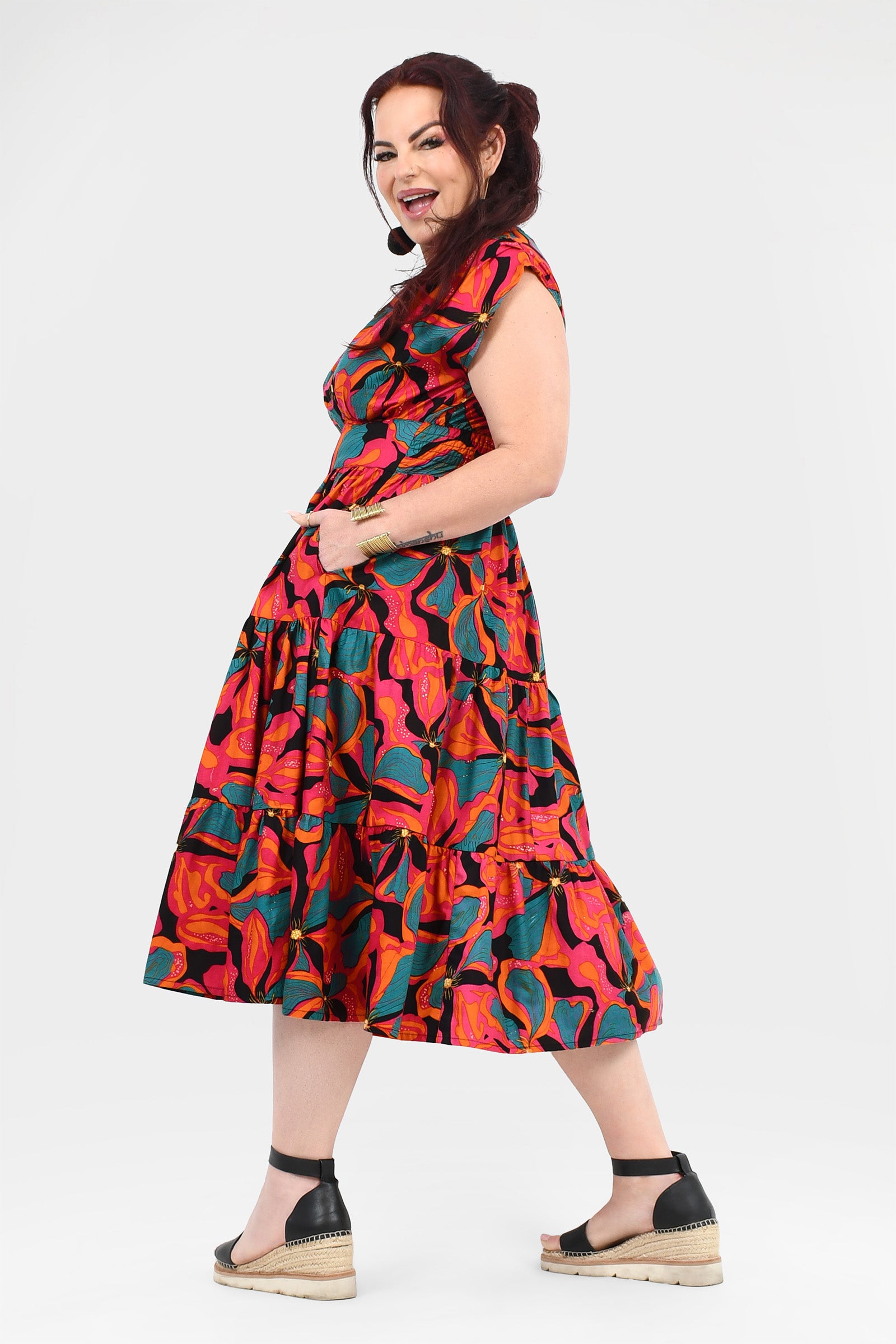 Multicolor floral tiered midi dress with short sleeves and gathered A-line skirt