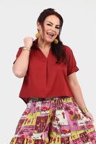 Dark red Noa short-sleeve V-neck top with chest pocket, loose cropped fit