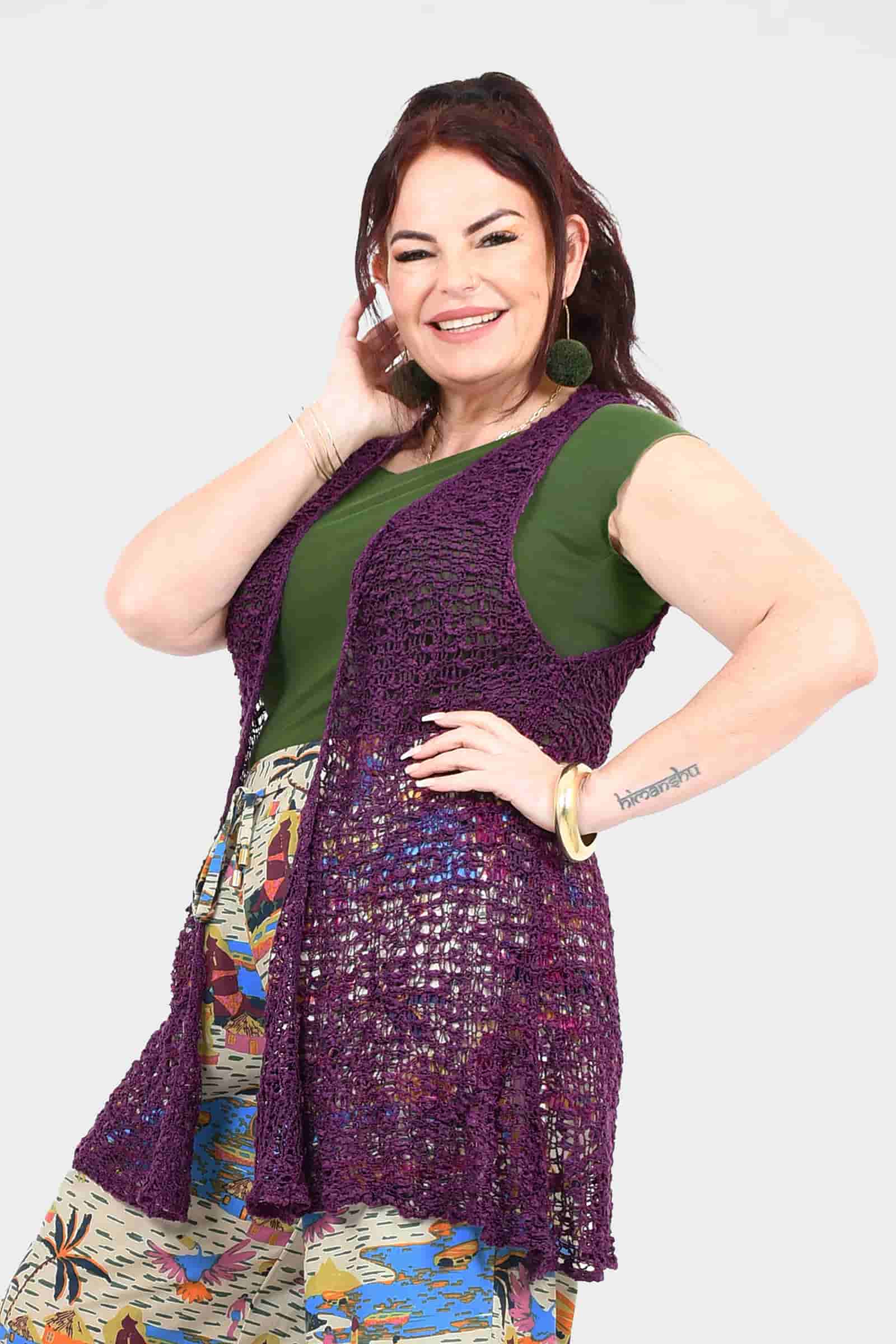 Aubergine sleeveless popcorn knit vest with textured open front