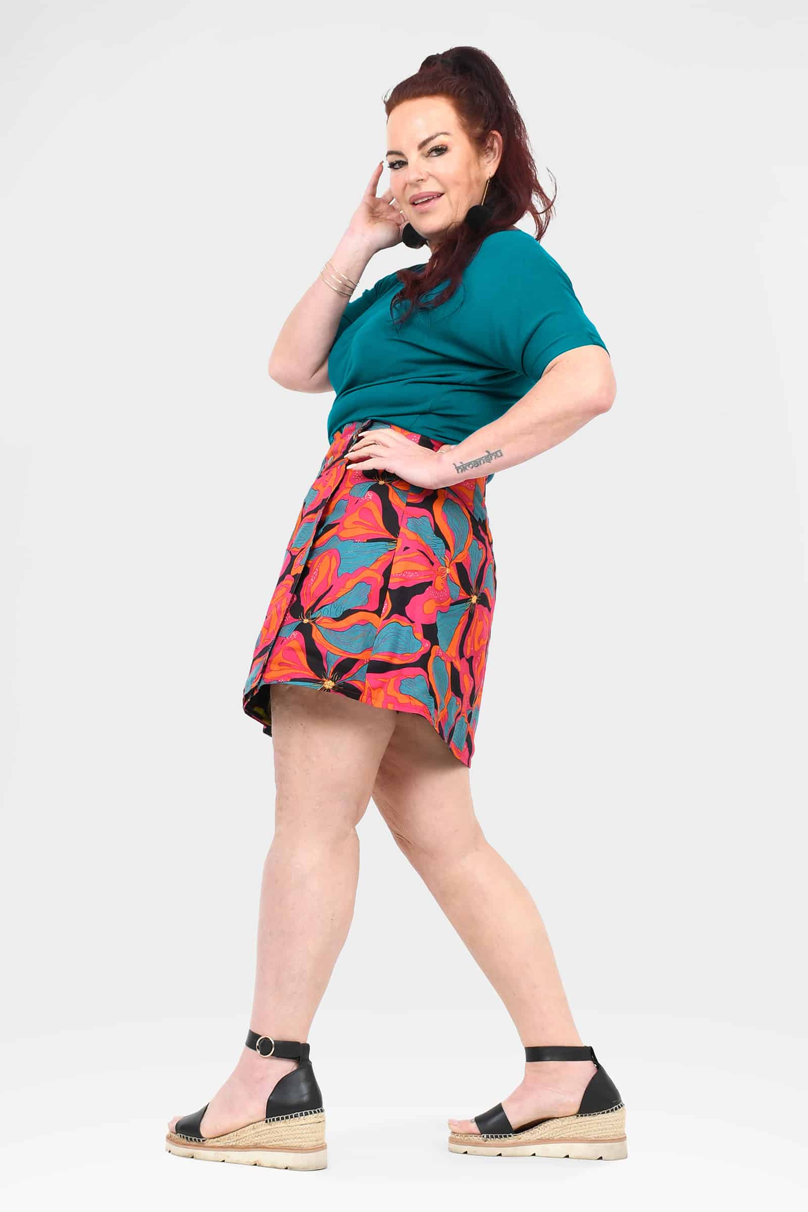 Reversible button short skirt with colorful tropical floral print