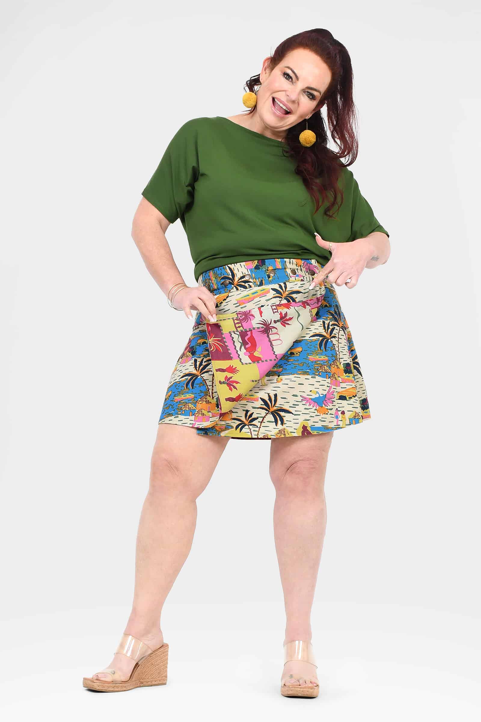 Reversible short button skirt with multicolor animal-and-leaf print and side buttons