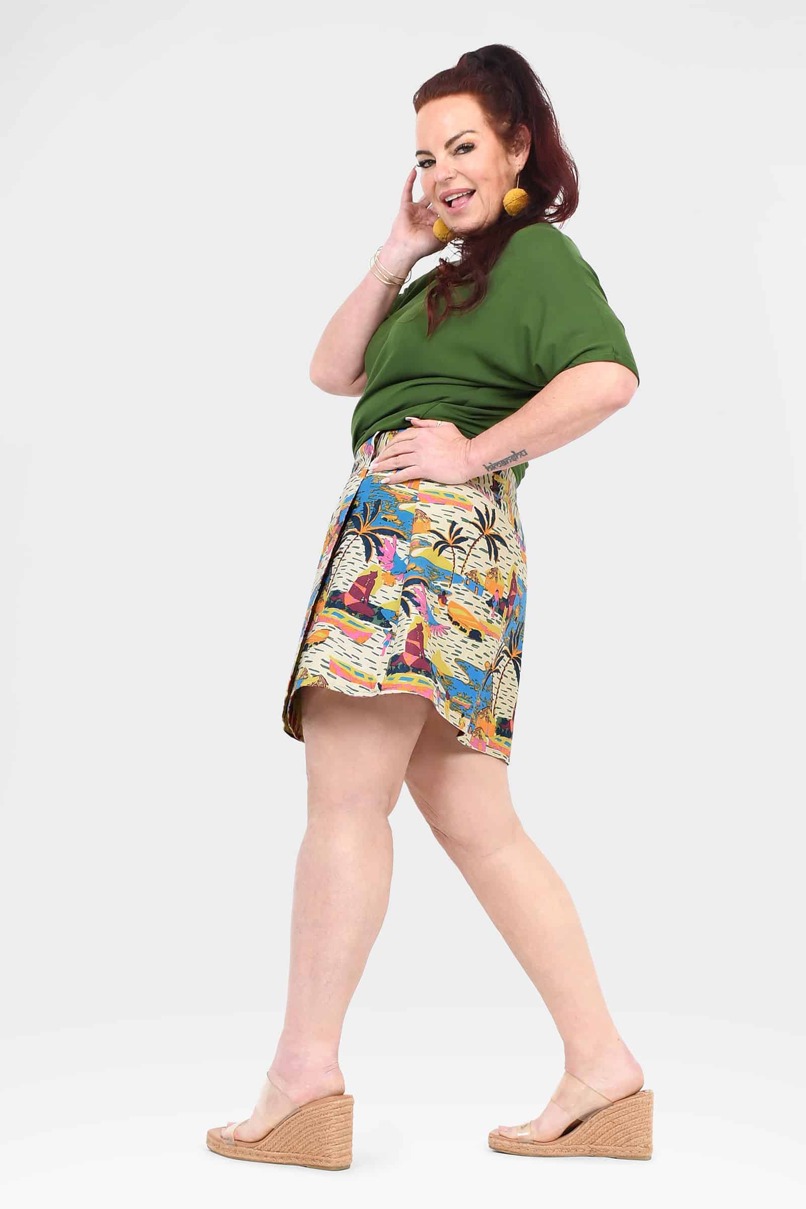 Reversible short button skirt with multicolor print side, above the knee length