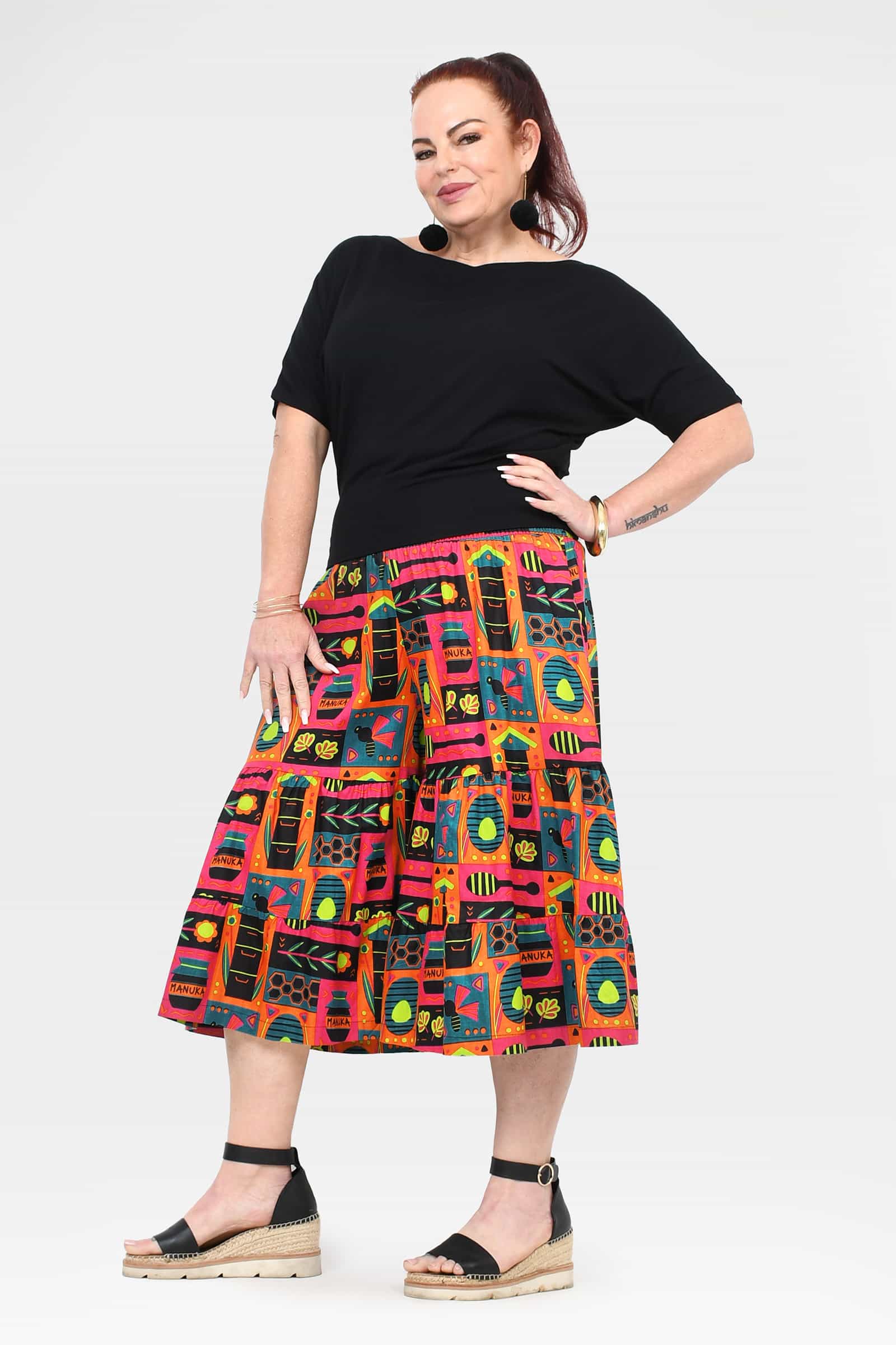3/4 pants with colorful geometric-style print, wide flare, and elastic waistband