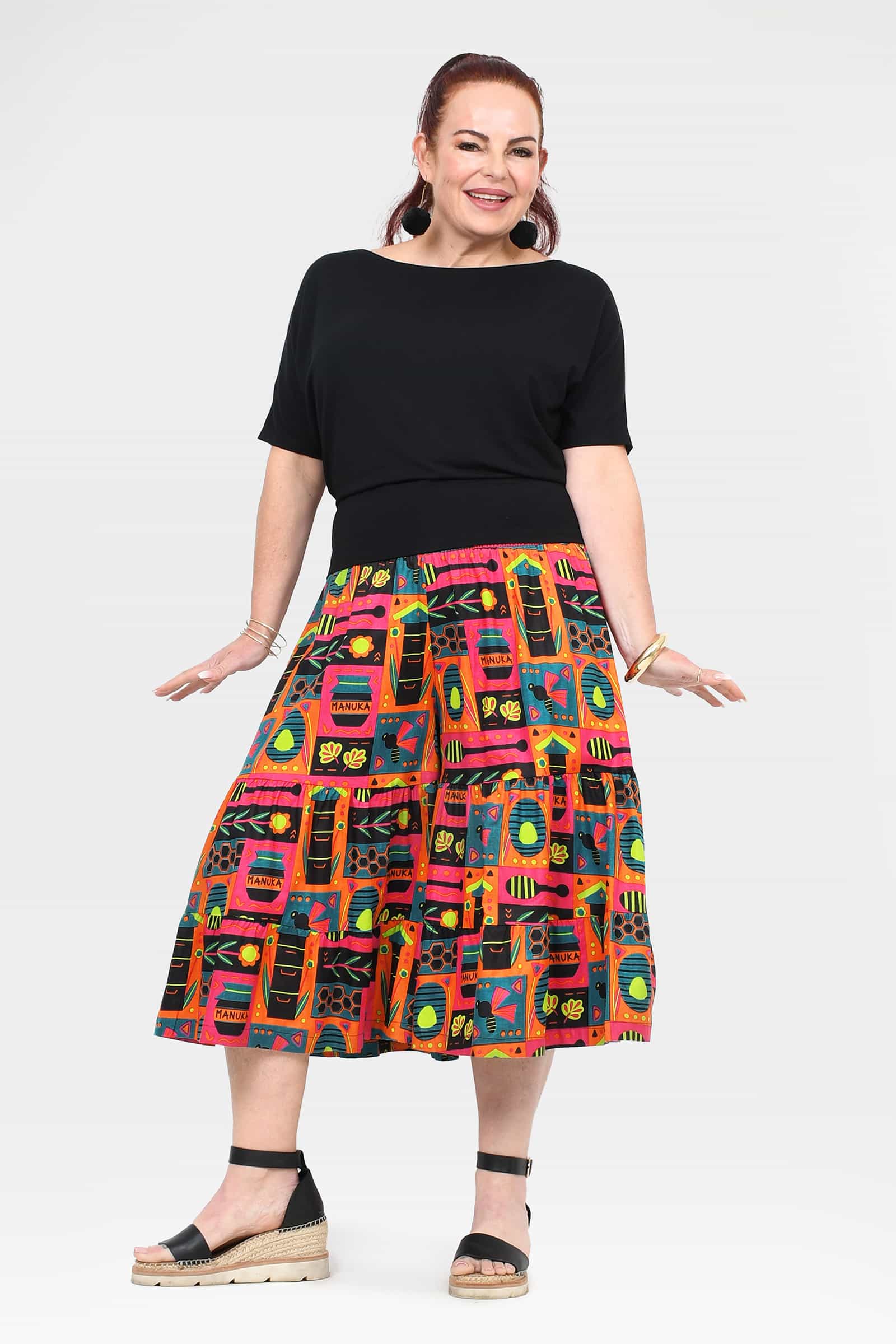 3/4 pants with bright abstract print and comfortable elastic waist