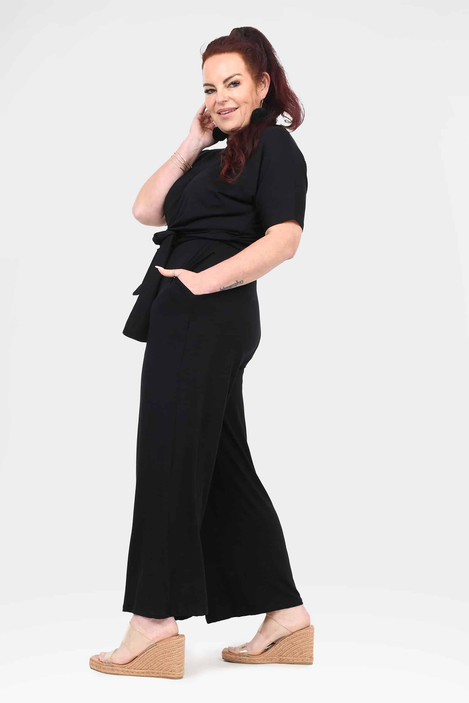 Black short-sleeve jumpsuit with tie waist and wide-leg, V-neck front